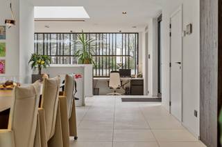 Deze moderne en luxueus afgewerkte building uit 2019, uitstekend gelegen op een zuid-oost georiënteerd perceel van 20a 74ca en grenzend...