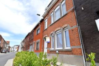 De woning is gelegen in de Koning Albertstraat te Kuurne, een centrale en levendige omgeving waar alle essentiële voorzieningen — zoals winkels, scholen en openbaar vervoer — binnen handbereik liggen. Een ideale locatie voor wie comfort en bereikbaarheid belangrijk vindt.<br /><br />Indeling als volgt:<br />Bij binnenkomst word je verwelkomd in een brede, warme inkomhal.<br />Rechts bevindt zich een gezellige leefruimte met een afzonderlijke zithoek. De aangrenzende, helder verlichte keuken geniet dankzij de grote ramen van een mooi uitzicht op de achterliggende tuin.<br /><br />Op het gelijkvloers vind je daarnaast nog een aparte toiletruimte, een badkamer met ligbad, lavabo en tweede toilet.<br />Een praktische hobby- of werkruimte is voorzien achteraan de woning.<br />Extra bergruimte is beschikbaar in de kelder.<br /><br />De eerste verdieping omvat 3 comfortabele slaapkamers. Een vaste trap leidt naar de zolderverdieping, die nog naar wens kan worden ingericht. Bijkomende slaapkamers, een mancave, bureau of creatieve studio behoren hierbij zeker tot de mogelijkheden.<br /><br />De mooi aangelegde tuin vormt een absolute meerwaarde!<br />Enkele volwassen bomen creëren een groene en sfeervolle setting, terwijl de achterliggende uitweg rechtstreeks toegang biedt tot de straatzijde. Via deze doorgang bereik je vlot de bijhorende afzonderlijke garagebox, gelegen in een naastgelegen straat.<br /><br />EXTRA TROEVEN: verwarming op aardgas, deels dubbele beglazing, regenput aanwezig, ...<br /><br />Onze ref. DEV5001