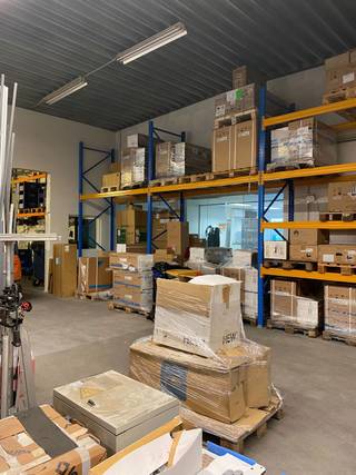 Opslag met kantoren te huur in Ninove met vlotte toegang naar de Expresweg. De opslagruimte beschikt over een hoogte van 4 meter, polybeton...