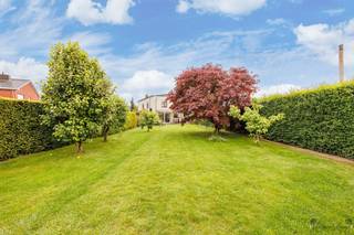 In a quiet, dead-end street a stone's throw from the center of Wommelgem, you will find this open house on a spacious plot of 840 m². An ideal...