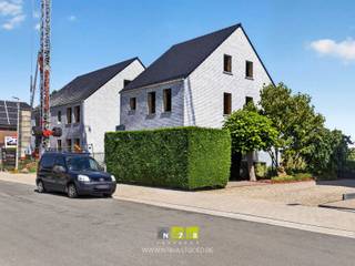 <strong>RUIME VRIJSTAANDE NIEUWBOUWWONING MET 5 SLAAPKAMERS OP 28A35CA TE MAASMECHELEN.<br /><br /></strong>Deze nieuwbouwwoning maakt deel uit van een project met 3 woningen, welke gelegen zijn in een aangename woonomgeving in Maasmechelen. De woning heeft maar liefst <strong>5 slaapkamers</strong> en is gelegen op een heel ruim perceel.<br /><br /><strong>INDELING</strong><br /><strong>- Gelijkvloers: </strong>inkomhal met apart toilet, leefruimte met schuifraam aan achterzijde, keuken.<br /><strong>- Verdieping 1</strong>: overloop, 3 slaapkamers, badkamer, apart toilet.<br /><strong>- Verdieping 2</strong>: overloop, 2 slaapkamers en bergruimte.<br /><br /><strong>EXTRA</strong><br />De woning is reeds voorzien van een betonnen trap naar de zolderverdieping alsook een extra veluxraam op de zolderverdieping. <br /><br /><strong>AFWERKING</strong><br />Als koper heeft u de keuze om de woningen aan te kopen in CASCO-staat (ruwbouw-winddicht), CASCO+ staat (afgewerkt t/m chapewerken) of AFGEWERKT (incl. binneninrichting zoals keuken, vloeren en badkamer).<br /><strong>- Optie 1: CASCO (ruwbouwwinddicht)</strong><br />Heb je de aanleg van de technieken het liefst zelf in handen? Kies je liefst zelf waar en hoe welke aansluitingen geplaatst worden en voer je dit liefst zelf uit of laat je dit graag uitvoeren door zelfgekozen onderaannemers? Dat kan! Je kan dan opteren om de woning CASCO = ruwwbouw winddicht aan te kopen. Zo heb je alle vrijheid die je maar wenst. <br /><strong>- Optie 2: CASCO+ (afgewerkt t/m chapewerken)</strong><br />Bepaal je de afwerking liever helemaal zelf, maar is de aanleg van de technieken iets dat je graag uitgevoerd ziet? Dan kun je kiezen voor een casco+ woning. De woning wordt dan opgeleverd inclusief technische installatie, elektra, het leidingwerk, chape en pleisterwerken. Maar je zorgt zelf voor de binnenafwerking zoals vloeren, binnendeuren, badkamer en keuken. Dat geeft je optimale vrijheid om jouw woning precies de uitstraling en inrichting te geven die jij verkiest. <br /><strong>- Optie 3: AFGEWERKT (incl. binnenafwerking)</strong><br />Verkies je om sleutel-op-de-deur te kopen waarbij je zelf je keuken, badkamer en vloeren kiest? Ook deze mogelijk bestaat. In dit geval zijn zowel de keuken als de badkamer ontworpen op gebruiksgemak en voorzien van alle gemakken. Je hebt inspraak bij de inrichting van deze ruimtes en net zoals voor de vloeren beschikt je over een mooi budget om deze inrichting af te stemmen op jouw woonwensen.<br /><br /><strong>PRIJZEN</strong><br />De vermelde prijs is voor de woning in afgewerkte staat (zonder afwerking zolder). De prijzen zijn exclusief BTW op de constructie, verkooprechten op de grond, aktekosten, ereloon notaris, opzoekingskosten, aandeel verkavelingsakte en kosten aandeel nutsvoorzieningen. U kan onderaan de advertentie een kostenraming van deze woning downloaden. <br /><br /><strong>3D-RENDERS</strong><br />De afgebeelde 3D-renders zijn slechts indicatief en kunnen bijgevolg niet als bindend worden beschouwd.<br /><br />Bekijkt u deze advertentie via een aanverwante vastgoedsite, surf dan zeker naar onze website <strong>www.N78vastgoed.be</strong> voor een uitgebreide beschrijving en foto's. Meer informatie: <strong>+32 (0)89 86 18 88</strong> of <strong>info@N78vastgoed.be</strong>.