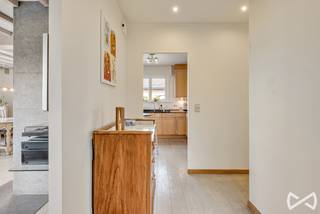 <span>Bent u op zoek naar een ruime huurwoning waar iedereen zijn eigen plek kan vinden? Deze verzorgde open bebouwing combineert een royale woonoppervlakte met een zonnige, aangename tuin en biedt maar liefst vier slaapkamers en twee badkamers.</span><br /><br /><span>Bij het binnenkomen wordt u verwelkomd in een ruime inkomhal met aansluitend een bezoekerstoilet. De woning beschikt over een aangename leefruimte en een aparte keuken, ideaal voor wie wonen en koken graag van elkaar gescheiden houdt.</span><br /><br /><span>Op het gelijkvloers bevinden zich bovendien twee slaapkamers en een badkamer, wat de woning bijzonder praktisch maakt voor gezinnen die graag deels gelijkvloers wonen. De inpandige garage zorgt voor extra comfort en bergruimte.</span><br /><span>De bovenverdieping biedt nog twee volwaardige slaapkamers en een tweede badkamer. Hierdoor beschikt de woning over een bijzonder flexibele indeling en voldoende privacy voor elk gezinslid.</span><br /><br /><span>Buiten geniet u van een ruime, zonrijke tuin, de ideale plek om te ontspannen of gezellig samen te genieten van mooie dagen.</span><br /><span>Een ruime en veelzijdige gezinswoning waar comfort en ruimte centraal staan.</span><br /><br /><span>Beschikbaar vanaf 16/09/2026. </span><br /><br /><span>Ontdek zelf de vele mogelijkheden die deze woning te bieden heeft en contacteer Stefanie op het nummer 055/59 50 10 of via e-mail: stefanie.browaeys@weinvest.be, voor een afspraak ter plaatse. </span>
