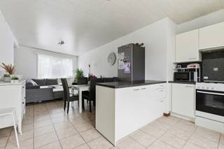 Dit appartement is gelegen in een rustige en residentiële buurt in Mariakerke en biedt een aangename woonomgeving met een uitstekende bereikbaarheid. Scholen, winkels en openbaar vervoer bevinden zich in de nabije omgeving, terwijl het centrum van Gent vlot bereikbaar is per fiets of wagen. Ook belangrijke invalswegen zoals de R4 en E40 zijn snel toegankelijk, wat deze locatie bijzonder aantrekkelijk maakt voor zowel bewoners als pendelaars. De groene omgeving en de nabijheid van recreatiemogelijkheden verhogen het wooncomfort en de leefkwaliteit.<br /><br />Het duplexappartement heeft een bewoonbare oppervlakte van 77 m² en is praktisch ingedeeld over twee verdiepingen. Via de gemeenschappelijke inkomhal bereik je het appartement. Op het eerste verdiep bevindt zich een woonkamer met open keuken, die dankzij de open indeling en natuurlijke lichtinval een aangename leefruimte vormt. Op deze verdieping is er ook een badkamer. Op het tweede verdiep bevinden zich twee volwaardige slaapkamers en een tweede badkamer, wat zorgt voor extra comfort en functionaliteit. Het appartement behaalt een EPC-score B en is energiezuinig, wat resulteert in lagere energiekosten.<br /><br />Geen lift aanwezig = beperkte gemeenschappelijke kosten. <br /><br />Dankzij de gunstige ligging, de efficiënte indeling en de energiezuinigheid is dit appartement niet alleen ideaal als eigen woonst, maar ook bijzonder interessant als investering met een aantrekkelijk verhuurpotentieel.<br /><br />Bezoekmoment vindt plaats op<strong> donderdag 8 oktober'26 van 16u00 tot 18u00</strong>, mits het maken van een afspraak via 09 395 05 40 of verkoop@concept-home.be