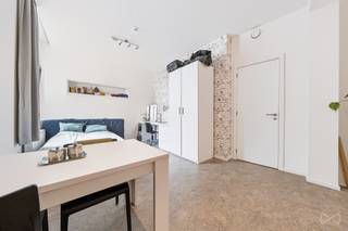 BRUSSEL: Op een steenworp van Manneken Pis en de Grote Markt, in het hart van Brussel, biedt We Invest u deze charmante studio van 28 m² aan, gelegen op de 4e verdieping van een gebouw uit 2016.<br />De studio bestaat uit een lichte en functionele leefruimte.<br />De studio heeft bovendien een EPC-label C+ en een conforme elektrische installatie.<br />U zult gecharmeerd zijn door de uitzonderlijke ligging, vlak bij winkels, openbaar vervoer en de belangrijkste bezienswaardigheden van de hoofdstad.<br />Ideaal als eerste aankoop of investering.<br />Een bezoek is zeker de moeite waard!<br />Inlichtingen en bezoeken: +32 2 315 51 71<br />Meer exclusieve panden: www.weinvest.be