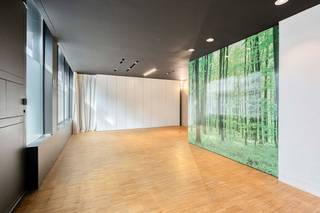 Zoekt u de perfecte uitvalsbasis voor uw onderneming of praktijk? Dit verzorgde en functionele handelspand uit 1984 biedt circa 55 m² aan veelzijdige ruimte. Dankzij de indeling en voorzieningen is dit pand uitermate geschikt voor gebruik als kantoor, praktijkruimte of voor een vrij beroep.<br /><br />Kenmerken & Indeling<br /><br />Eigen private ingang met een professionele uitstraling.<br />Praktische ingemaakte kasten voor een opgeruimde werkomgeving.<br />Uitgerust met een kitchenette, sanitaire voorzieningen én een douche.<br />Individuele tellers voor een correct en transparant verbruik; de elektrische installatie is volledig conform goedgekeurd.<br /><br />Financiële & Praktische Details<br /><br />Beschikbaarheid: Onmiddellijk beschikbaar.<br />Huurwaarborg: 3 maanden huur.<br />Onroerende voorheffing: Ten laste van de huurder op basis van het jaarlijkse aanslagbiljet.<br /><br />Neem vandaag nog contact op voor een bezoek en ontdek de mogelijkheden voor uw zaak!