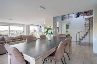 <p><span>Century21ImmoNero stelt een uniek gebouw voor gemengd gebruik voor, enerzijds een vergunde werkplaats met 3 garages elk met put, een kantoor en sanitair, samen 150m², en anderzijds een bungalow genietend van een prachtig uitzicht over de natuur en bestaande uit: Inkom, ruime en luxueuze badkamer met WC, inloopdouche en ligbad, 3 slaapkamers van 12m², 16m² en 9m², een volledig ingerichte keuken van 11m² en een mooie woonkamer van 62m² grenzend aan grote terrassen met fenomenaal uitzicht en een zwembad met poolhouse. Er is parkeergelegenheid voor 10 auto's. Rustig gelegen. Meer info: www.schimpstraat16A.be</span></p>