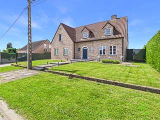 <p><span>In het landelijke Budingen, centraal gelegen tussen Linter en Geetbets, vinden we deze ruime gezinswoning terug op een perceel van 12a 50ca en voorzien van een dubbele garage. </span></p><p><span>De woning is rustig gelegen en op wandelafstand vinden we een kleuter- en basisschool terug. Een supermarkt ligt op slechts 3km.</span></p><p><span>Zowel de centra van Zoutleeuw, Sint-Truiden en Tienen zijn van hieruit vlot bereikbaar. </span></p><p><span>De bushalte aan het begin van de straat brengt u gemakkelijk naar de stations van Diest, Tienen en Sint-Truiden.</span></p><p><span> </span></p><p><span>De energiezuinige woning heeft een mooi EPC B-label en beschikt over 50 zonnepanelen, waar nog tot 2030 groenestroomcertificaten voor uitgereikt worden. </span></p><p><span>In 2021 werd er nog een nieuwe verwarmingsketel op aardgas geplaatst, alsook is de woning voorzien van een regenwaterput van 10.000L.</span></p><p><span> </span></p><p><span>Via de inkomhal betreden we de woning vanwaar de woonkamer toegankelijk is. Aan de voorzijde van de woonkamer is het zitgedeelte ingericht waardoor er achteraan vanuit de eetkamer een prachtig zicht is op het terras en de tuin. In de keuken zijn alle nodige toestellen aanwezig alsook nog een bijkomende zitmogelijkheid. Hiernaast is er een handige berging met extra opbergmogelijkheid en de cv-ruimte te vinden. </span></p><p><span>Aan de voorzijde van deze woning is er ook nog de eerste slaapkamer/ bureau gelegen, een gastentoilet en de vestiaire. </span></p><p><span>Het bureau leent zich uitermate tot het uitoefenen van een vrij beroep.</span></p><p><span> </span></p><p><span>Op de bovenverdieping vinden we vier ruime slaapkamers en een bureau. De centrale badkamer is voorzien van een ligbad, douche en meubel met lavabo. Het toilet op deze verdieping is apart ondergebracht.</span></p><p><span>De zolder is bereikbaar via een luik en biedt nog extra opbergmogelijkheden.</span></p><p><span> </span></p><p><span>De volledige woning is voorzien van een kruipkelder.</span></p><p><span> </span></p><p><span>In de zuid-west georiënteerde tuin is het heerlijk vertoeven en geniet u volop van de middag- en avondzon op het terras.</span></p><p><span>De tuin is volledig afgespannen en beschikt over een elektrische poort aan de oprit. </span></p><p><span>De grote dubbele garage geniet van een extra zolderruimte en een tuinberging aan de achterkant.</span></p><p><span> </span></p><p><span>Pluspunten:</span></p><p><span>- ruime woning</span></p><p><span>- 5 slpk mogelijk</span></p><p><span>- grote garage</span></p><p><span>- ZW tuin</span></p><p><span> </span></p><p><span>De vermelde bewoonbare oppervlakte is de netto-oppervlakte van de woning met uitzondering van de zolder en bijgebouwen.</span></p>