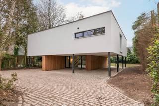 Instapklare, gerenoveerde woning op toplocatie in De Sterre - KapellenDeze modernistische woning werd recent volledig gerenoveerd van A-Z met de...