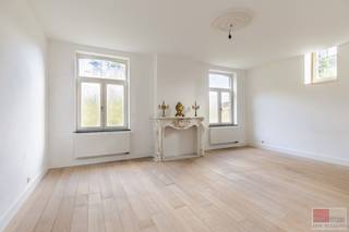 Prachtig, geheel gemoderniseerd kasteel uit 1872 met conciërgewoning op ruim perceel met een privé toegangsweg. Een woonobject van niveau en met...