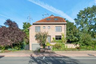 Ontdek deze karaktervolle woning met twee parkeerplaatsen, inpandige garage, open keuken en extra groot terras en tuin, gelegen nabij het centrum van Genk, nabij het sportcentrum. De woning combineert een rijke geschiedenis met hedendaags wooncomfort. Bewoonbare oppervlakte is 180 m² (volgens EPC attest d.d. 22.09.2026), verdeeld over twee volwaardige verdiepingen. <br /><br />INDELING:<br />GELIJKVLOERS: Inkomhal; Leefruimte met toegang tot het terras; Keuken met toegang tot terras en tuin; Appart toilet; Overdekte zitplaats; Grote tuin met berging en waterpartij; Extra terras aan de zijkant van de woning.<br />De tuinberging kan uiteraard ook perfect dienstdoen als extra opslag, afhankelijk van uw behoeften.<br /><br />EERSTE VERDIEPING<br />Op de eerste verdieping bevindt zich de master bedroom; Badkamer met dubbele lavabo, wc, douche en ligbad; Tweede, derde en vierde slaapkamer. De indeling creëert een bijzonder gevoel van ruimte, waarbij de vele slaapkamers en afgesloten ruimtes voldoende plek bieden om zowel comfortabel te wonen als rustig te werken. Tegelijkertijd staan de verschillende ruimten mooi met elkaar in verbinding, waardoor een aangename en harmonieuze leefomgeving ontstaat.<br /><br />TWEEDE VERDIEPING<br />Op de tweede verdieping bevindt zich de grote open zolder, mogelijkheid tot het creëren van een vijfde slaapkamer of hobbykamer met alle voorzieningen.<br /><br />Een woning met mogelijkheden: Deze eigendom onderscheidt zich door haar unieke indeling, mogelijkheden en veelzijdige opties. De vier volwaardige slaapkamers maken het mogelijk om wonen, werken en ontspannen op een aangename manier te combineren.<br /><br />TECHNISCHE KENMERKEN:<br />E-Label: D<br />Hoogrendementsbeglazing<br />CV: Gas<br /><br />Voor meer info bel Jeff op 0472/04.26.49 of 011/22.19.17 - jeff@limburgsvastgoed.be of limburgsvastgoed.be