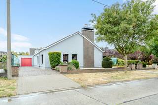 [[ DIT PAND NEEMT DEEL AAN DE ERA OPEN HUIZEN DAG OP 19/9 VAN 17:30 TOT 18:30 ]]
<p><strong>Ligging &amp;amp; indeling</strong><br />Maak dan kennis met deze bungalow in de Stuivenbergstraat in Ertvelde. De woning is gelegen op een perceel van maar liefst 515 m² en werd doorheen de jaren met de nodige zorg en liefde verzorgd. Dankzij de bungalowindeling bevinden de belangrijkste leefruimtes en slaapkamers zich allemaal op één niveau, wat zorgt voor optimaal wooncomfort.</p>

<p>Bij het binnenkomen valt meteen de zeer lichtrijke leefruimte op. Deze staat rechtstreeks in verbinding met de keuken, waardoor een aangename en praktische leefomgeving ontstaat. Verder beschikt de woning over 3 volwaardige slaapkamers, ideaal voor een gezin, koppels die extra ruimte wensen of wie een bureau/hobbyruimte nodig heeft.<br />De zolderverdieping biedt heel wat mogelijkheden en kan naar eigen behoefte worden ingericht. Ook technisch scoort deze woning! Alle ramen werden vernieuwd en voorzien van hoogrendementsglas en de buitenmuren werden geïsoleerd, wat bijdraagt aan de energieprestaties van de woning.</p>

<p>Buiten geniet u van een overdekt terras aansluitend op de leefruimte, ideaal om in alle weersomstandigheden van de tuin te genieten. Daarnaast beschikt de woning over een aparte garage, wat zorgt voor extra parkeermogelijkheid en bergruimte.<br /><br /><strong>Troeven</strong></p>

<ul><li><strong>Perceel van 515 m²</strong></li><li><strong>Degelijk onderhouden bungalow</strong></li><li><strong>Zeer lichtrijke leefruimte met aansluiting op de keuken</strong></li><li><strong>3 volwaardige slaapkamers</strong></li><li><strong>Volledige zolder met tal van mogelijkheden</strong></li><li><strong>Ramen vernieuwd met hoogrendementsglas</strong></li><li><strong>Buitenmuren geïsoleerd</strong></li><li><strong>Aparte garage</strong></li></ul>
UW DROOMWONING? ZO GEVONDEN!<br />