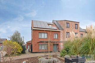 Op een uitstekende locatie te Berlaar bevindt zich deze verrassend ruime gezinswoning met 4 slks, tuin en dubbele garage.Deze centraal gelegen woning...