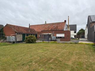 Goed en rustig gelegen op een mooi perceel (800 m²) vindt u deze woning die heel grondig te renoveren is.Bij sloop en heropbouw niet mogelijk op op...