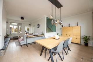 <p><span>Indeling:</span></p><p><span>Op het gelijkvloers bevindt zich een brede inkomhal met toegang tot de inpandige garage (voorzien van elektrische poort en toegangscode), de kelder en een praktische bergruimte/washok met aansluitingen voor wasmachine en droogkast. Deze ruimte biedt bovendien heel wat extra opbergruimte en heeft een achterdeur naar het terras en de tuin.</span></p><p><span>Op de eerste verdieping treffen we de zeer ruime en volledig uitgeruste keuken, voorzien van spoelbak, vaatwasser, kookplaat, dampkap en oven. Vanuit de keuken leidt een trap rechtstreeks naar het terras en de zonnige tuin, waar het dankzij de zuidwestoriëntatie heerlijk vertoeven is. De gezellige woonkamer op kwalitatieve parketvloer in zachte eik geniet van veel natuurlijk licht dankzij de grote ramen. Op deze verdieping is ook een gastentoilet aanwezig.</span></p><p><span>De tweede verdieping omvat een badkamer met ligbad, wastafel en toilet, twee slaapkamers met ingemaakte kasten en een derde kamer. Vanuit deze derde kamer vertrekt een trap naar de afgewerkte zolder, ideaal als extra slaapkamer, bureau of hobbyruimte.</span></p><p><span>Troeven:</span></p><ul><li><span>Op elke verdieping is een parlofoon aanwezig waarmee de voordeur kan worden ontgrendeld.</span></li><li><span>Garage + opbergruimte aanwezig</span></li><li><span>Centrale ligging</span></li></ul><p><span> </span></p><p><span>Locatie: </span></p><p><span>De woning bevindt zich in de Verhoevenlei in Brasschaat, een rustige straat in een bijzonder gegeerde woonomgeving. Op korte afstand vind je winkels, scholen, sportfaciliteiten en openbaar vervoer, terwijl je tegelijk geniet van de nabijheid van het Park van Brasschaat, het Peerdsbos en andere groene domeinen. Dankzij de gunstige ligging ben je in enkele minuten op belangrijke invalswegen richting Antwerpen en Nederland, zonder in te boeten aan woonkwaliteit en rust.</span></p><p><span> </span></p><p><span> </span></p>