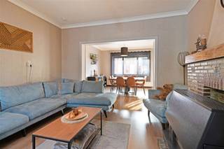Centraal gelegen op wandelafstand van centrum en station van Galmaarden, stellen wij u deze ruime gezinswoning voor met tuin , garage (20m2) en bijgebouw (23m2) op 6are30. Deze woning bestaat uit een inkomhal met gastentoilet, living / eetplaats (33m2), halfopen keuken met eethoek (19m2) en toegang tot terras en tuin, berging en droge bewaarkelder. Het verdiep herbergt een nachthal, 2 grote slaapkamers van 16m2, dressing en badkamer langswaar er toegang is naar de masterbedroom (36m2) op het zolderverdiep. EPC D 378 zonder renovatieverplichting, verwarming aardgas (kachels), dubbele beglazing hout met rolluiken. Woning is verhuurd dus opzegtermijn te respecteren. Te bezoeken