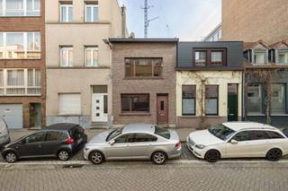 Volledig te renoveren woning met twee slaapkamers in het bruisende Borgerhout, nabij openbaar vervoer, winkels en scholen.Op het gelijkvloers komt u...