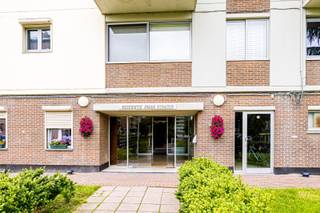 Gezellig apartement op het Hollandsveld. Dit gerenoveerde appartement is gelegen in de gegeerde groene buurt ‘Hollands Veld’. Zeer gunstig geleden en op wandel/fietsafstand van het bruisende stadscentrum van Hasselt. <br /><br />Het apartement ligt op het derde verdiep van Resudentie Johan Strauss. Dankzij haar grote raampartijen en zuidelijke ligging is deze woonst erg lichtrijk. <br />Het apartment zelf werd grondig gerenoveerd in 2015 en verder opgefrist in 2024. <br /><br />Via de inkomhal stap je binnen in een gezellige open leefruimte compleet met een knusse zithoek, eetplaats en open keuken. <br /><br />Verder is er een ruime slaapkamer met inbouwkasten en een badkamer met inloopdouche, wastafel en hangtoilet. Daarnaast is ook de wasplaats geïntegreerd in de badkamer. <br /><br />Vanuit de zithoek stap je buiten op het zuidoost georiënteerd overdekt terras met een vrij uitzicht op een groen park. <br /><br />Extra’s: videofoon, conforme elektriciteit, convector kachel met thermostaat, vliegenramen, raamdecoratie op maat, lift ik het gebouw en zonwerend glas. <br /><br />Gemeenschappelijke kosten: 60,93 Euro (voor het reservekapitaal) en 86,43 Euro (voor provisie) per maand <br /><br />Ideaal als startersappartement, investering of studentenkot. <br /><br />