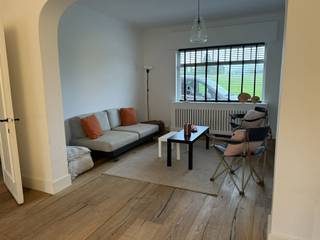 Welkom in deze recent gerenoveerde woning in Ingooigem, een charmante plek waar modern comfort en landelijke rust elkaar moeiteloos versterken...