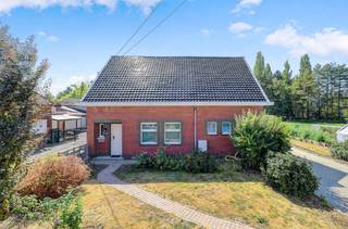 pen bebouwing in het landelijke Tielt-Winge, met een ruime tuin en vlotte verbinding naar scholen en invalswegen.<p><br /></p><p>Deze woning uit 1963 combineert een rustige ligging met een praktische indeling en veel buitenruimte. De open bebouwing beschikt over een tuin van 792 m² waar je volop kan genieten van rust en privacy. Binnen vind je een lichtrijke woonkamer met open haard, een functionele keuken en een veranda met zicht op de tuin. Met 3 slaapkamers en 2 badkamers biedt deze woning voldoende ruimte voor gezinnen of wie extra comfort zoekt. Dankzij de landelijke omgeving en de goede bereikbaarheid woon je hier in een aangename balans tussen rust en dagelijkse voorzieningen.</p><p><br /></p><p>Belangrijkste ruimtes:</p><p>• Woonkamer met open haard en veel natuurlijke lichtinval</p><p>• Keuken uitgerust met dubbele spoelbak, vaatwasser en gaskookplaat</p><p>• Veranda met aangenaam zicht op de tuin</p><p>• 3 slaapkamers met diverse indelingsmogelijkheden</p><p>• 2 badkamers, waarvan één met inloopdouche en één met ligbad</p><p>• Berging met aansluiting voor wasmachine en droogkast</p><p>• Garage met kantelpoort</p><p>• Ruim terras aansluitend op de tuin</p><p>• Tuin van 792 m² met veel buitenruimte</p><p><br /></p><p>Troeven:</p><p>• Open bebouwing in een landelijke omgeving</p><p>• Ruime tuin van 792 m²</p><p>• Goede bereikbaarheid nabij scholen en invalswegen</p><p><br /></p><p>Neem vandaag nog contact op voor een bezoek.</p><p><br /></p><p>JOUW DROOMHUIS. ZO GEVONDEN!</p>