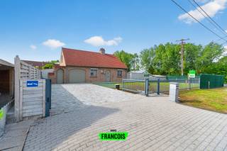 In een vlot bereikbare woonomgeving bevindt zich deze verzorgde en instapklare woning met een praktische indeling en tal van troeven.<br /><br />Bij het betreden van de woning komt u terecht in een ruime inkomhal die toegang biedt tot de leefruimte. De lichtrijke woonkamer is voorzien van een sfeervolle haard en sluit mooi aan op de functionele keuken, wat zorgt voor een aangename en huiselijke leefruimte.<br /><br />Daarnaast beschikt de woning over een inpandige garage, wat extra comfort en opbergruimte biedt.<br /><br />Aan de voorzijde van de woning vindt u een mooi aangelegde voortuin, volledig afgesloten met een hek, wat bijdraagt aan privacy en een verzorgd straatbeeld.<br /><br />Op de bovenverdieping bevinden zich drie volwaardige slaapkamers, een badkamer en een apart toilet. De indeling is praktisch en geschikt voor gezinnen of wie extra ruimte wenst voor bureau of hobbykamer.<br /><br />Achteraan geniet u van een aangenaam terras met zicht op de tuin, waar ook een tuinhuis en serre aanwezig zijn. Ideaal voor wie houdt van buitenleven, tuinieren of extra bergruimte.<br /><br />De woning beschikt bovendien over een gunstig EPC en is uitgerust met 18 zonnepanelen, wat bijdraagt aan een lagere energiefactuur en toekomstgerichte woonkwaliteit.<br /><br />