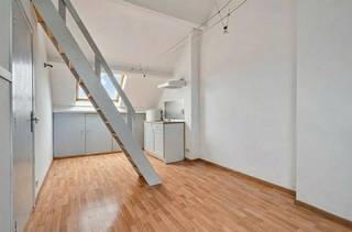 <p><span>NL. Telefonisch worden geen bezoekmomenten geregeld. Wenst u een bezoek? Gelieve dan het invulveld van deze website te vervolledigen met uw naam, uw telefoonnummer en uw e-mailadres. Wij zullen u vervolgens uitnodigen voor een bezichtiging.</span></p><p><span>FR. Aucune visite n'est organisée par téléphone. Vous souhaitez une visite ? Remplissez le formulaire de ce site web en indiquant votre nom, votre numéro de téléphone et votre adresse e-mail. Nous vous inviterons ensuite à une visite.</span></p><p><span>EN. Visits will not be arranged by phone. Would you like a visit? Then please complete the form on this website with your name, phone number and e-mail address. We will then invite you for a viewing. </span></p><p><span> </span></p><p><span>Knusse studio te huur op een toplocatie vlakbij het centrum van Aalst. Deze charmante woonst biedt een gezellige woon- en slaapruimte, keuken, mezzanine, een badkamer met douche en wastafel. De studio is onmiddellijk beschikbaar en ideaal voor wie op zoek is naar een compacte, praktische woonoplossing op wandelafstand van winkels, openbaar vervoer en andere voorzieningen. De maandelijkse algemene kosten (provisie) bedragen 75 euro, voorschot kosten algemene delen, elektriciteit van de gemeenschappelijke delen en voorschot op water. Verder is er nog een fietsenberging/afvalberging achteraan het gebouw. </span></p>