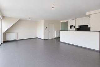 <br />Dit moderne duplex bevindt zich op de bovenste verdieping van een recente en kleinschalige residentie (met lift), midden in het centrum van Torhout. Winkels, horeca, openbaar vervoer en andere dagelijkse voorzieningen bevinden zich allemaal op korte wandelafstand.<br /><br />Troeven: <br />- Duplex appartement <br />- Ruime bewoonbare oppervlakte <br />- Twee terrassen <br />- Centrum Torhout <br /><br />De eerste verdieping is bijzonder aangenaam dankzij de grote raampartijen die voor een overvloed aan natuurlijk licht zorgen. De open leefruimte vormt één mooi geheel met de volledig uitgeruste keuken en biedt rechtstreeks toegang tot het zonnige terras aan de voorzijde. Op dezelfde verdieping vinden we een een slaapkamer, een verzorgde badkamer met ligbad en dubbele wastafel en een afzonderlijk toilet.<br /><br />De bovenste verdieping bevindt zich een royale slaapkamer, de kamer kan perfect worden ingericht als slaapkamer met dressing en bureauruimte.<br /><br />Verder beschikt de duplex over een handige was-/bergruimte en een tweede zonnig terras aan de achterzijde. Dankzij de twee terrassen kan je op verschillende momenten van de dag van de buitenruimte genieten.<br /><br />Voor meer info: contacteer Eva via 0475 69 38 22 of via eva@vicusvastgoed.be