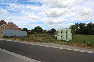 Dit perceel bouwgrond is gelegen in de rustige Broekstraat in het landelijke Jesseren bij Borgloon.<br />Het perceel komt in aanmerking voor halfopen bebouwing.<br /><br />Bouwvoorschriften: <br />x eengezinswoning, ook meergeneratiewoning en zorgwoning mogelijk; <br />x bouwdiepte gelijkvloers maximaal 17 meter; <br />x bouwdiepte verdieping maximaal 12 meter; <br />x bouwhoogte: maximaal 2 bouwlagen onder de kroonlijst; <br />x dakvorm: vrij te kiezen; <br />x ondergrondse garages zijn toegestaan; <br />x vrijstaande bijgebouwtjes zijn toegelaten met 1 bouwlaag. <br />x aangebouwde carport is mogelijk. <br /><br />Voor dit perceel is er geen bouwverplichting.<br /><br />Het naastgelegen perceel aan de linkerzijde is eveneens te koop.<br /><br />MEER INFO? Maak dan telefonisch een afspraak op het nummer 012 23 00 23 of mail uw vragen aan roland@immo-leroi.be.