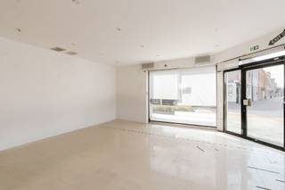 Op zoek naar een commercieel pand met tal van mogelijkheden?Het pand beschikt over een ruim handelsgedeelte met veel inkijk vanaf de straatzijde...