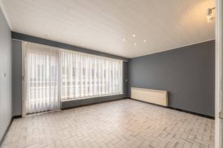 Deze woning aan de Markegemstraat 64 in Wakken biedt heel wat mogelijkheden voor wie een woning naar eigen smaak wil renoveren. De betonnen structuur, ruime kamers en grote droge kelder vormen een interessante basis voor een nieuw woonverhaal.<br /><br />Je komt rechtstreeks binnen in het voorste gedeelte, waar vroeger een kleine beenhouwerij gevestigd was. De leefruimte bestaat uit twee delen, met daartussen de toegang tot de kelder. Verder beschikt het gelijkvloers over een aparte, vernieuwde keuken en heel wat bergruimte achteraan.<br /><br />Op de verdieping bevinden zich drie grote slaapkamers en een ruime, vernieuwde badkamer. De woning heeft een overdekte koer, maar beschikt niet over een tuin of open buitenruimte.<br /><br />De centrale verwarming werkt op stookolie. Het houten/ aluminium buitenschrijnwerk is voorzien van enkel glas en maakt deel uit van de verdere renovatie. <br /><br />EPC: 457 kWh/m² (label E), certificaatnummer 20261012-0003974663-RES-1. Asbestinventarisattest beschikbaar (nr. 20261007-000188.001 van 12/10/2026): niet-asbestveilig. Meer info op aanvraag.<br /><br />Interesse? Contacteer <strong>Lukas </strong>op <strong>0477099102!</strong>