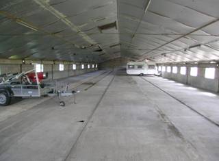 Opslagplaats (630 m² - 45m x 13m), landelijk en centraal gelegen tussen E40 en E403.Afwerking: betonnen vloer, toegangspoort (B:3,7m / H:2.6m),...