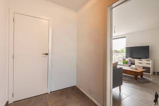 <p><strong>Huurprijs: 850 EUR per maand<br />+ 65 EUR per maand voor de ondergrondse autostaanplaats en berging<br />+ 75 EUR per maand provisie voor de gemeenschappelijke kosten<br />Kosten plaatsbeschrijving zijn 50/50 te betalen door huurder en verhuurder<br />Huurwaarborg = 3 maanden huur<br />Beschikbaar: in onderling overleg<br /><br />HELAAS ZIJN DE BEZOEKMOMENTEN VOOR DIT EIGENDOM OP DIT MOMENT REEDS VOLZET. <br />U kan een zoekprofiel aanmaken op onze website om u kandidaat te stellen voor andere, vergelijkbare eigendommen.<br /><br /></strong><strong>BEZOEK AANVRAGEN EN KANDIDAAT STELLEN VIA ONZE WEBSITE: www.deboerenpartners.be</strong><br />Indien u een bezoek wenst aan te vragen aan dit eigendom te huur, dan kan dit enkel via het aanvraagformulier op onze website. U zoekt het betreffende eigendom onder ons 'aanbod te huur', en klikt daarna bovenaan op 'bezoek inplannen'.<br />Daarna doorloopt u alle stappen en vult u de gevraagde gegevens in. Wij behandelen uw aanvraag binnen de 2 werkdagen en contacteren u daarna. Omwille van het grote aantal aanvragen, worden verzoeken via Immoweb, Immoscoop of Spotto niet behandeld.<br /><br /><span>Beschrijving van het appartement:<br /></span>Dit schitterend afgewerkte appartement met drie slaapkamers is gelegen op de vierde verdieping en biedt een aangename combinatie van ruimte, comfort en lichtinval.<br /><br />De volledig uitgeruste keuken beschikt over een koelkast, vaatwasser en kookplaat met dampkap en combi-oven. De ruime leefruimte geniet van een mooi uitzicht op de achterliggende tuinen en geeft rechtstreeks toegang tot het zuidgerichte terras, waar u in alle rust van de zon kan genieten.<br /><br />Via de nachthal bereikt u de drie slaapkamers, waarvan één beschikt over een eigen douchekamer. Daarnaast is er een ruime badkamer, uitgerust met een ligbad, douche, wastafel en handdoekradiator.<br /><br />Verder beschikt het appartement nog over twee afzonderlijke gastentoiletten, wat zorgt voor extra comfort voor bewoners en bezoekers.<br /><br /><span>Bijzonderheden<br /></span>- Terras op zuiden met uitzicht op residentiele wijk<br />- Gemeenschappelijke lasten 75 EUR per maand<br />- Lift aanwezig<br />- Ondergrondse autostaanplaats + kelderberging</p>