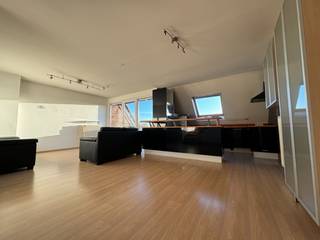 ✨ TE HUUR: Ruim en Lichtrijk Appartement (125m²) met Terras én Private Parking in Hartje Harelbeke ! ✨Droomt u van comfortabel en centraal wonen?...