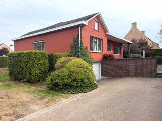 <p>Ruime, gezellige en charmante woning met veel lichtinval en verrassend veel ruimte, zowel boven- als ondergronds.</p>
<p>De woning bestaat uit ruime inkomhal met ingemaakte kastenwand, grote lichtrijke leefruimte (met openhaard), ruime ingerichte keuken, ingerichte badkamer (ruime lavabo, toilet, douche), 3 ruime slaapkamers, zeer ruime kelder met heel wat extra bergruimte, garage met mogelijkheid tot het plaatsen van 2 wagens (achter elkaar), gezellige tuin rondom de woning met terras grenzend aan de keuken.</p>
<p>Keuken: dampkap, kookvuur, oven, koelkast, vaatwasser<br />Badkamer: lavabomeubel met brede lavabo, toilet en douche</p>
<p>Beschikbaar: 1 november 2026</p>
<p>Voor meer informatie of een afspraak ter plaatse kan u steeds contact opnemen met<span> </span>info@hemeldonckvastgoed.be</p>
