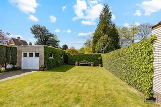 <p>BEZOEKMOMENT: VRIJDAG 24/04 TUSSEN 16U EN 18U (ENKEL OP AFSPRAAK).</p><p>Bent u op zoek naar een woning op een rustige locatie in een doodlopende straat? Op de stadsrand met vlotte aansluiting naar alle invalswegen vindt u deze opportuniteit. Deze halfopen bebouwing op 366 m2 bestaat uit een inkomhal met apart toilet, een zeer lichtrijke leefruimte met gashaard en een keuken met toegang tot een kelderberging. Op de 1ste verdieping zijn er 3 slaapkamers (18 m2, 14 m2 en 7m2) en een badkamer met inloopdouche en toilet. Via een zoldertrap bereikt u de zolderverdieping. Deze is perfect nog verder af te werken als volwaardige hobbyruimte of eventueel 4de slaapkamer.</p><p>Aan ruimte geen gebrek want de woning beschikt over een grote oprit en een vrijstaande garage. Een absolute troef is de zuidwest georiënteerde tuin.</p><p>Troeven:<br />- 3 slaapkamers met mogelijkheid tot 4 na inrichten zolder<br />- uitzonderlijke ligging op wandel- en fietsafstand van de stadskern<br />- zonnige tuin met vrijstaande garage<br />- CV op aardgas<br />- EPC label D.</p><p>Wenst u meer informatie? Aarzel dan zeker niet om contact op te nemen via jonas.dhooghe@immo-zone.be of op het telefoonnummer 0472 43 97 17.</p>