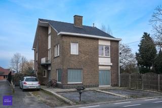 Inkomhal, living, ingerichte keuken, badkamer, kelder, 4 slaapkamers, zolder, veranda, tuinhuis, tuin en parking op ca.900m²