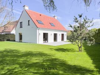 Deze prachtige en zeer mooi afgewerkte villa bevindt zich in een rustige en gegeerde villawijk en biedt een ideale combinatie van comfort, ruimte en privacy.<br />De woning werd recent gerenoveerd met oog voor kwaliteit, hedendaags wooncomfort, en luxe. De lichtrijke leefruimte geniet van een optimale oriëntatie en geeft rechtstreeks uit op het zonnige terras en de uitzonderlijk ruime tuin — een zeldzame troef die meteen een gevoel van rust en vrijheid creëert. <br /><br />De volledig uitgeruste keuken sluit naadloos aan op de leefruimte en is praktisch ingericht. Aansluitend bevinden zich de garage en extra bergruimte, wat het dagelijks comfort aanzienlijk verhoogt. <br />Op de verdieping zijn er vier volwaardige slaapkamers en drie badkamers met douche, waaronder een master bedroom met een ensuite badkamer, aangevuld met een aparte douchekamer. Dit zorgt voor extra gemak en flexibiliteit voor zowel gezin als gasten. <br /><br />De tuin vormt zonder twijfel één van de absolute troeven van deze eigendom: ruim, perfect georiënteerd en met maximale privacy. Bovendien zijn er reeds voorzieningen getroffen voor verdere invulling, zoals de aanleg van een zwembad of een mogelijke uitbreiding, wat het potentieel van deze woning extra onderstreept.<br />Kortom, een ideale opportuniteit voor wie op zoek is naar een unieke villa met hoogwaardige afwerking, gelegen in alle rust en met een uitzonderlijke buitenruimte.<br /><br />Aarzel niet om ons te contacteren voor meer informatie: tel. : 050 62 44 14 of via knokke@immax.be