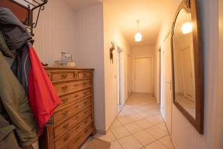 In de Residentie De Zon, gelegen aan de Kromme Brug in Deinze, bevindt zich dit lichtrijke en goed onderhouden appartement met een bewoonbare oppervlakte van 99 m². Dankzij de unieke ligging vlakbij het water van de Leie geniet u hier van een aangename en rustige woonomgeving.<br /><br />Het appartement beschikt over een ruime leefruimte met veel natuurlijke lichtinval, aansluitend een gesloten keuken. Verder zijn er drie slaapkamers, ideaal voor gezinnen of wie extra ruimte wenst voor een bureau of hobbykamer. De badkamer is functioneel ingericht en er is bovendien een apart gastentoilet aanwezig. <br /><br />Vooraan het appartement bevindt zich een terras van 4,5 m², perfect om even tot rust te komen.<br /><br />Het gebouw dateert van 1990 en het appartement beschikt over een gunstig EPC-label B, wat zorgt voor een energiezuinig en comfortabel woonklimaat.<br /><br />De centrale ligging, gecombineerd met de nabijheid van het water, winkels en openbaar vervoer, maakt dit appartement bijzonder interessant voor zowel eigen bewoning als investering.<br /><br />Troeven:<br /><br />*Topligging aan de Leie (Kromme Brug)<br />*3 slaapkamers<br />*Bewoonbare oppervlakte van 99 m²<br />*Ruime leefruimte<br />*Gesloten keuken<br />*EPC-label B<br /><br /><br />Interesse? Vraag uw info via tom@immoroba.be<br /> of contacteer ons op 056 14 02 00.