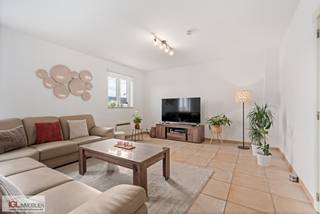 Immo Groot Leeuw stelt u dit luxueus duplexappartement voor te Zuun.Het appartement bevindt zich op de 2de en 3de verdieping van een kleinschalig...