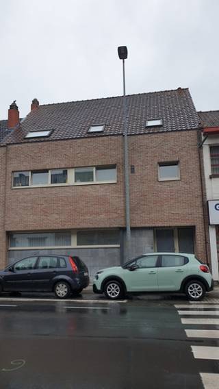 Dit recente appartement bevindt zich op de 1e verdieping van een kleine residentie met 3 appartementen.  Indeling : inkom, toilet, zeer grote...