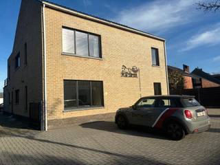 Appartement met 2 slaapkamers, ruim terras en afgesloten garagebox.Dit zeer ruim appartement is gelegen op de eerste verdieping van een kleinschalig...