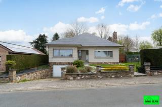 +++ Tulpenstraat 6, 1742 Sint‑Katherina‑Lombeek +++<br /><br />Gelegen in een rustige en gegeerde buurt met uitstekende bereikbaarheid, biedt deze zeer <strong>ruime 4-gevelwoning</strong> 4 ruime slaapkamers, een garage voor 2 wagens, een ruime tuin met zuidgericht terras en een bijgebouw met tal van mogelijkheden. Bij het betreden van de woning komt u in de inkomhal die toegang geeft tot de verschillende ruimtes op het gelijkvloers. Deze bestaat uit: een ruime inkomhal, zeer ruime leef‑ en eetruimte, 3 volwaardige slaapkamers, badkamer, WC, keuken met ontbijtruimte en veranda. De vierde slaapkamer bevindt zich op de verdieping. De zolder is eveneens volledig omgebouwd tot slaapkamer met leefruimte en bureau. Voor extra comfort, is de afgewerkte zolder uitgerust met een ventilatiesysteem. De woning beschikt eveneens over een ondergrondse garage met plaats voor 2 wagens. Bovendien is er een heel praktische ruime kelder, met wasruimte, berging en werkruimte. Buiten bevindt zich een ruime tuin met zuidgericht terras. Een mooie troef is het bijgebouw dat kan omgebouwd worden tot atelier, hobbyruimte of poolhouse. Gunstig EPC dankzij o.a. zonnepanelen, muurisolatie, HR‑beglazing en dakisolatie. De ligging combineert rust met een vlotte bereikbaarheid. Het station van Essene‑Lombeek bevindt zich op wandelafstand en de E40 is bereikbaar in minder dan 5 minuten, wat zorgt voor een vlotte verbinding tussen Brussel en Gent.<br />Info of bezoek: 0478/05 90 69 – info@immoteam.be