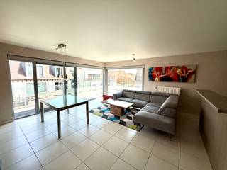 <strong>Appartement met 1 slaapkamer te huur in De Panne</strong><br />
<p>Rustig gelegen appartement te huur op het 2de verdiep, ideaal voor wie comfortabel wil wonen vlakbij het centrum en de zee.</p>
<p>Het appartement beschikt over een ruime en lichtrijke leefruimte met grote ramen die uitgeven op een aangenaam terras aan de voorzijde. De open indeling zorgt voor een aangename verbinding tussen de zithoek, eetplaats en de volledig open keuken.</p>
<p><strong>Indeling</strong><br /><br />Het appartement beschikt over een inkom, een open keuken en een living met toegang tot het balkon. Verder is er een badkamer met bad en douche + aansluiting wasmachine, 1 slaapkamer en een berging.<br />Het appartement beschikt ook over een garage en een kelder.<br /><br /><strong>Troeven</strong></p>
<ul><li>Mogelijkheid om een garage + kelder bij te huren voor €100 </li><li>Dichtbij het centrum en openbaar vervoer</li><li>Rustige ligging in De Panne<br /> </li></ul>
Interesse?<strong> </strong>Neem gerust contact met ons op voor meer informatie of een bezichtiging.<br /><strong>Contact: </strong>Soraya: soraya@servimoholidays.be / 058/22.41.70