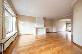 <strong>Te renoveren stadswoning met maar liefst 8 slaapkamers, 2 badkamers en inpandige garage. Gelegen in een van de mooiste straten van het centrum van Turnhout op een perceel van 681m², vlakbij alle winkels en grote markt. EPC 746 kWh/m² Label: F.<br /><br /></strong><strong>Ligging</strong><span>: </span><span>de woning is gelegen in een rustige autoluwe straat pal in het centrum van Turnhout o</span><span>p wandelafstand van de Grote Markt, winkels, horeca, openbaar vervoer,... en met een vlotte verbinding naar de ring en de autostrade.</span><br /><br /><strong>Indeling:</strong> <strong>gelijkvloers:</strong> inkomhal, woonkamer, polyvalente ruimte, keuken, berging, toilet, garage, kelder. <strong>+1:</strong> 5 slaapkamers, badkamer, toilet, polyvalente ruimte, dressing, balkon. <strong>+2:</strong> 3 slaapkamers, badkamer, toilet, hal. <strong>Buiten: </strong>terras, tuin. <br /><br /><strong>Omschrijving:</strong> bij binnenkomst leidt de ruime inkomhal naar de lichtrijke woonkamer (47 m²). Aangrenzend bevindt zich een polyvalente ruimte (19 m²), ideaal als bureau, speelkamer of hobbyruimte. De volledig uitgeruste keuken (17 m²) biedt veel werkruimte en opslag, en grenst aan een praktische berging. Verder vinden we op deze verdieping een gastentoilet, een garage (23 m²) met directe toegang tot de woning en een kelder voor extra opslagruimte.
<p>Op de eerste verdieping bevinden zich vijf ruime slaapkamers: 22 m², 20 m², 19 m², 14 m² en 13 m². Daarnaast is er een badkamer met bad en douche, een apart toilet en een polyvalente ruimte (12 m²) die gebruikt kan worden als speelkamer of extra bureau. Handige inbouwkasten en een dressing zorgen voor voldoende opbergruimte. Bovendien beschikt een van de slaapkamers over een balkon (5 m²).</p>
<p>Op de tweede verdieping vinden we nog drie extra slaapkamers van 16 m², 15 m² en 12 m², wat deze woning uiterst geschikt maakt voor wie veel ruimte nodig heeft. Daarnaast is er een tweede badkamer met douche en een apart toilet. Een ruime hal en extra opbergkasten maken het geheel compleet.</p>
<p>Met tot 8 slaapkamers, lichtrijke leefruimtes, polyvalente ruimtes en twee badkamers biedt deze woning een unieke combinatie van comfort, functionaliteit en ruimte. De woning beschikt bovendien over een garage, kelder, balkon en grote tuin, en is gelegen in een aangename buurt met alle voorzieningen in de nabijheid.<br /><br />Deze woning valt onder de renovatieplicht. Voor meer info kijk op de website van het Vlaams Energie- en Klimaatagentschap: https://energiesparen.be/renovatieverplichting<br />Dankzij de vereenvoudigde "Mijn verbouwpremie" heb je waarschijnlijk recht op heel wat premies!</p>
<strong>Bijzondere informatieplicht:</strong> in aanvraag.