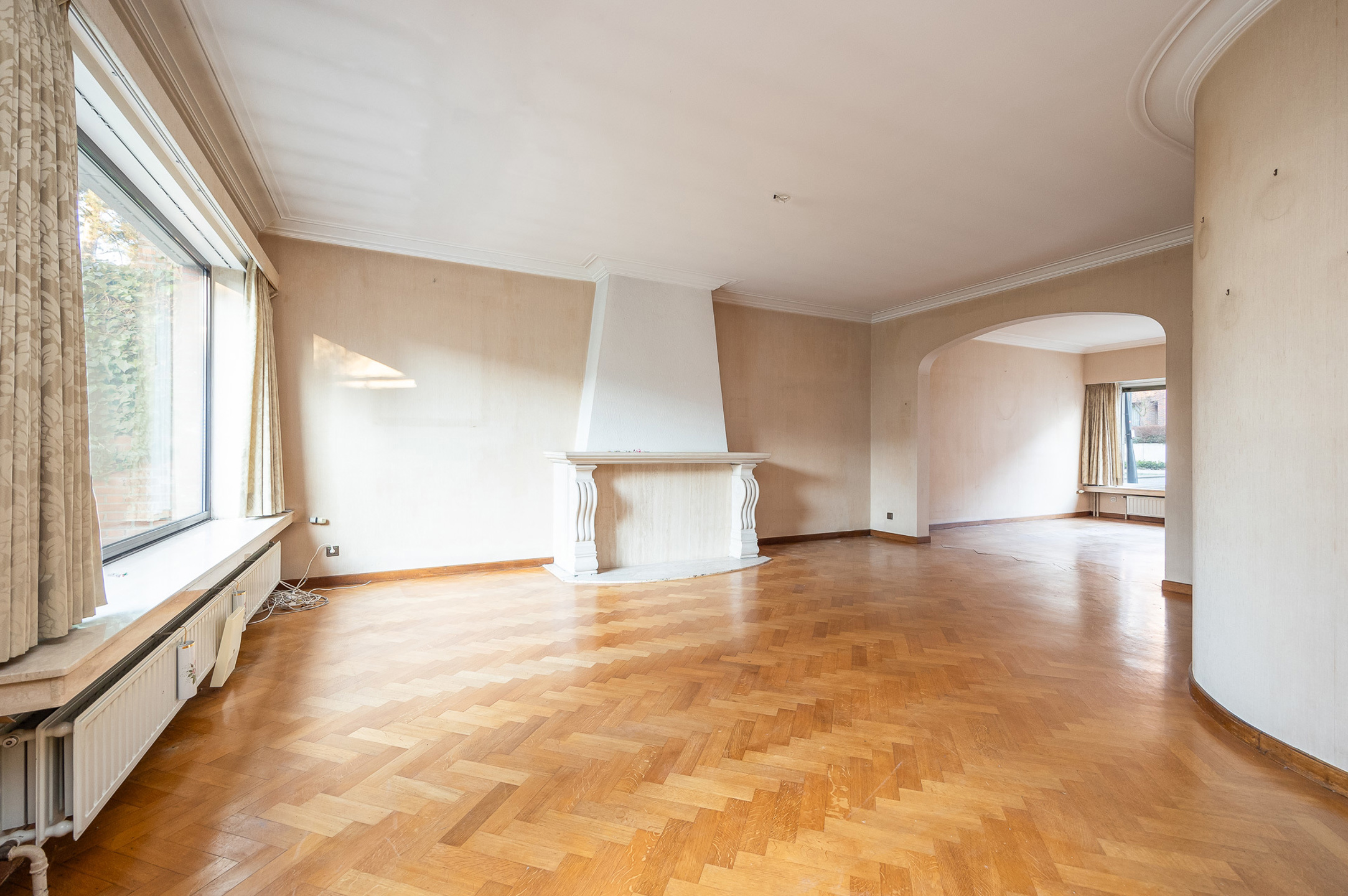 Te renoveren stadswoning met 8 slpks, 2 badkamers en garage - foto 2