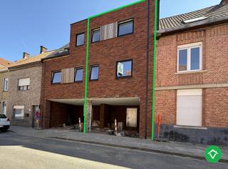 Deze woning is gelegen op een uiterst centrale ligging in het centrum van Roeselare, kortbij de Spil, de winkelstraat, de ring en nog veel meer!De...