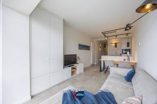 Op zoek naar een stijlvol tweede verblijf of een comfortabele woonst aan zee? Dan is dit volledig gerenoveerde appartement met 1 slaapkamer en slaaphoek gelegen op de zesde verdieping van Residentie Fabiola beslist een bezoek waard. Het appartement werd smaakvol gerenoveerd en beschikt over een gezellige leefruimte, een moderne keuken, een volwaardige slaapkamer, een praktische slaaphoek en een verzorgde badkamer. Dankzij de ligging op de zesde verdieping geniet u bovendien van een aangenaam zijdelings zeezicht en een mooie lichtinval. De doordachte indeling maakt het appartement ideaal als vaste woonst, tweede verblijf of investering met verhuurpotentieel. Extra troef is de privatieve kelderberging, die zorgt voor extra opbergruimte. Contacteer ons vandaag nog voor een bezoek!