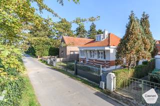 Deze alleenstaande woning in Koksijde werd in 2021 volledig vernieuwd en combineert een aangename indeling met hedendaags comfort. De mooie leefruimte met zicht op de tuin en de gashaard vormt een gezellige plek om te ontspannen. De ruime bovenverdieping, die momenteel als slaapruimte wordt gebruikt, biedt plaats aan meerdere personen.<br /><br /><strong>Indeling</strong>
<ul>
	<li>Gelijkvloers: mooie leefruimte met zicht op de tuin, aparte keuken, ruime slaapkamer en badkamer met lavabo, toilet, inloopdouche en aansluiting voor een wasmachine.</li>
	<li>Bovenverdieping: vanuit de slaapkamer leidt een trap naar een bijzonder ruime bovenruimte, momenteel ingericht als slaapruimte.</li>
	<li>Buiten: tuin, aparte garage en tuinhuis.</li>
</ul>
<strong>Troeven</strong>

<ul>
	<li>Instapklaar en volledig vernieuwd in 2021.</li>
	<li>Vernieuwde leidingen, elektriciteit, ramen en vloeren.</li>
	<li>Geïsoleerd dak, vernieuwde gasbrander en gezellige gashaard.</li>
	<li>Elektrische rolluiken achteraan. Vooraan zijn de rolluiken manueel, met elektrische bekabeling reeds voorzien voor een eventuele automatisering.</li>
	<li>Ruime slaapmogelijkheden.</li>
	<li>Aparte garage met bekabeling voorzien voor een laadpunt voor een elektrische wagen.</li>
	<li>Regenwaterput voor het onderhoud van de tuin.</li>
</ul>
Een verzorgde woning met verrassend veel ruimte, een aangename tuin en het comfort van een grondige vernieuwing. Ontdek de mogelijkheden tijdens een bezoek!