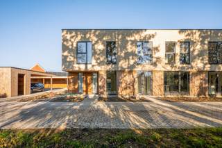 Op een prachtige en rustige locatie in Noorderwijk, vlakbij het centrum, winkels, scholen en openbaar vervoer, bevindt zich deze energiezuinige nieuwbouwwoning (BEN) met 3 slaapkamers. De woning combineert privacy en groen uitzicht met de voordelen van modern wonen volgens de strengste energienorm: Bijna Energie Neutraal (E-peil < 20). Bovendien is er in Diesterpark te Noorderwijk onder bepaalde voorwaarden aankoop aan 6% BTW mogelijk.<br /><br />Deze stijlvolle villa wordt uitgerust met een warmtepomp, vloerverwarming, zonnepanelen, een volledig ingerichte keuken en een moderne badkamer. U heeft nog de mogelijkheid om de afwerking mee te bepalen volgens het lastenboek.<br /><br />Benieuwd hoe het zou zijn om wakker te worden in deze woonst? Neem hier alvast een kijkje in dit wondermooi nieuwbouwproject.<br /><br />We betreden de woning via de inkomhal met gastentoilet en vestiaire. De lichtrijke leefruimte biedt plaats voor een gezellige zithoek en een aparte eetruimte. De open keuken is mooi geïntegreerd en voorzien van kwalitatieve toestellen. Vanuit de leefruimte heeft u toegang tot het ruime terras en de zonnige tuin, waar u in alle rust en privacy kunt genieten. Op het gelijkvloers vindt u tevens een praktische berging. Op de eerste verdieping geeft de nachthal toegang tot drie slaapkamers, een apart toilet en een badkamer uitgerust met dubbele lavabo, inloopdouche en bad. De carport kan optioneel worden aangekocht voor €14.000, exclusief btw en registratierechten.<br /><br />Dit is een uitstekende opportuniteit als u op zoek bent naar een kwalitatieve nieuwbouw woning met 3 slaapkamers op een centrale locatie. Contacteer ons voor meer informatie op 0479/13 63 69 of neem een kijkje op www.boonstravastgoed.be.<br /><br />Bijzonderheden:<br />- Nieuwbouw<br />- 3 slaapkamers<br />- Rustige ligging