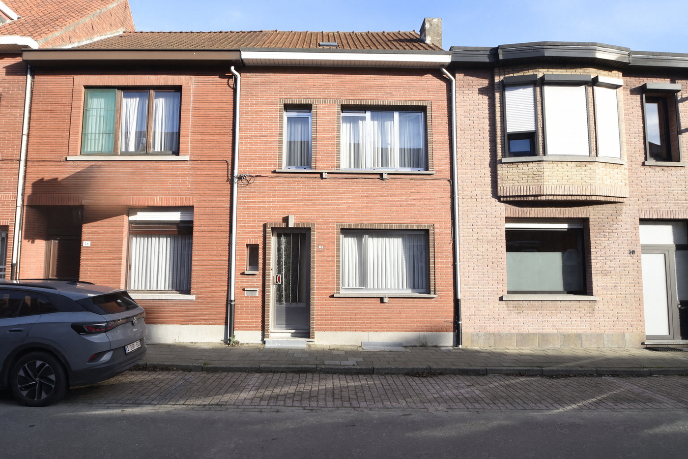 Op te frissen gezinswoning met 2 slaapkamers, ruime zolder en tuin - foto 1