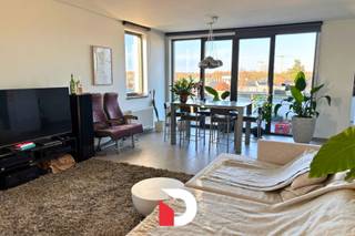 Ruim en zeer lichtrijk dakappartement te huur in Sint-Michiels, gunstig gelegen nabij belangrijke invalswegen en op korte afstand van het centrum...